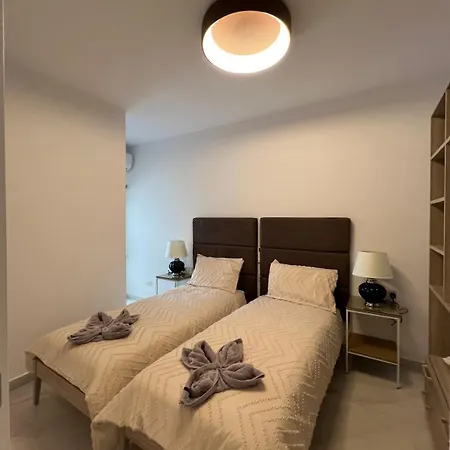 Marina Bay Apartment *